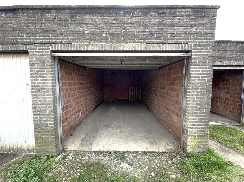 Garagebox in het centrum van Herentals.&lt;br /&gt;
Garagebox uitgerust met manuele poort en bereikbaar via de Sint-Waldetrudisstraat.&lt;br /&gt;
Extra info: gar