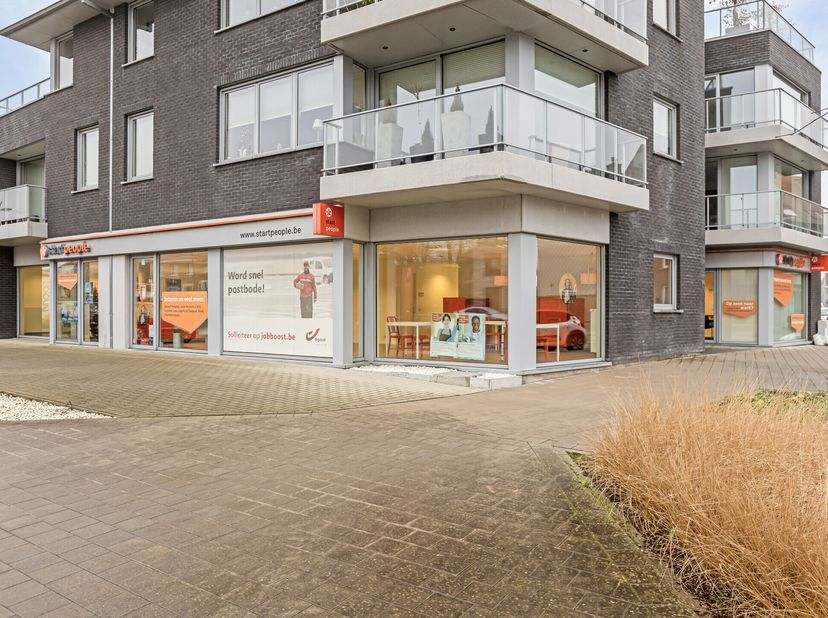 Espace de bureau récent (construit en 2016) à vendre d&#039;environ 316 m² situé dans un emplacement commercial le long d&#039;une route d&#039;accès très fréquentée