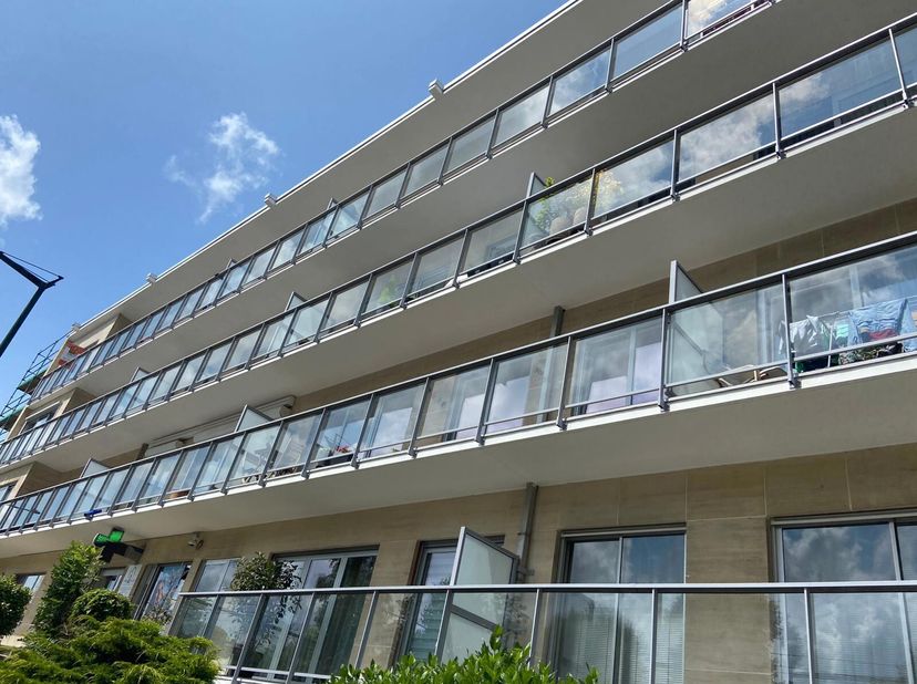 DIKKE BEUK - Licht appartement met 2 slaapkamers (92m2 EPC), dicht bij alle voorzieningen en als volgt ingedeeld: inkomhal met kasten, woonkamer met t