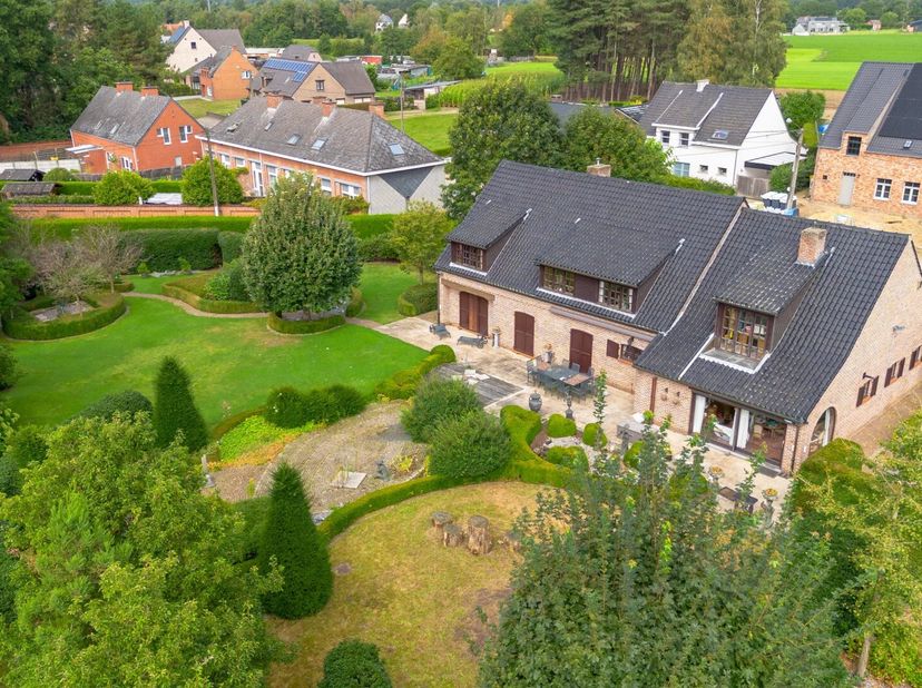 Deze statige villa is gelegen te Mol-Ezaart in een rustige buurt ideaal tov toegangswegen richting Geel, Lommel en autostrade.&lt;br /&gt;
Het volledige per