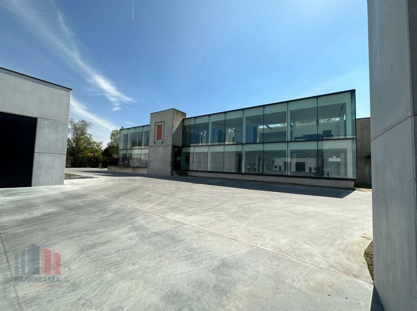 Instapklare kantoorruimte van 404 m² te huur, uitstekend gelegen langs de bedrijvige Kortrijkseweg (N43) met een vlotte verbinding naar de E17 (5 km).