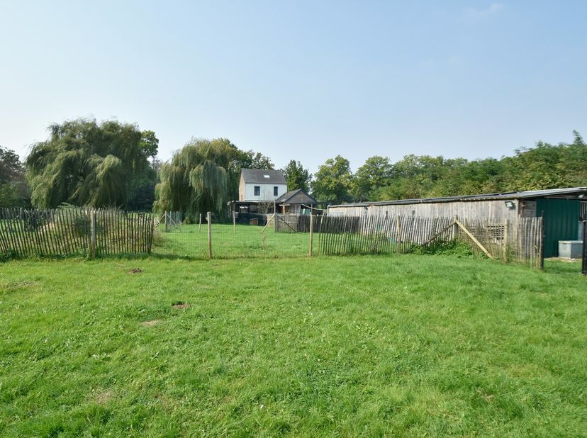 Deze gemoderniseerde woning werd recentelijk grondig vernieuwd in 2020 en is gelegen op een riant perceel van bijna 40 are met bijgebouw. Deze woning