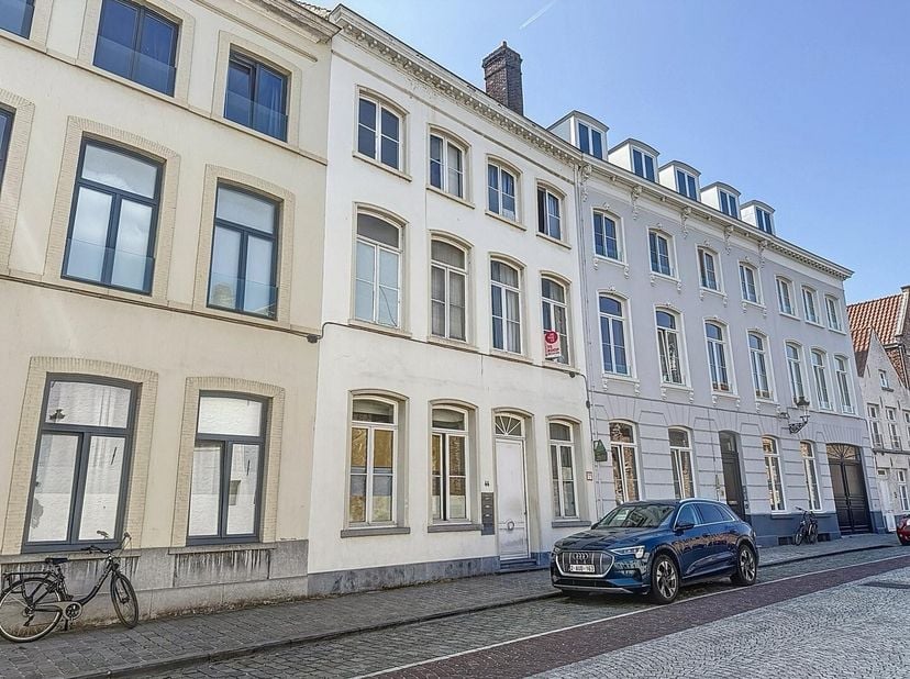 Dit eigendom, momenteel te koop, biedt een uitstekende investeringskans in de historische stad Brugge. De locatie in de Boeveriestraat, vlak bij de Sm