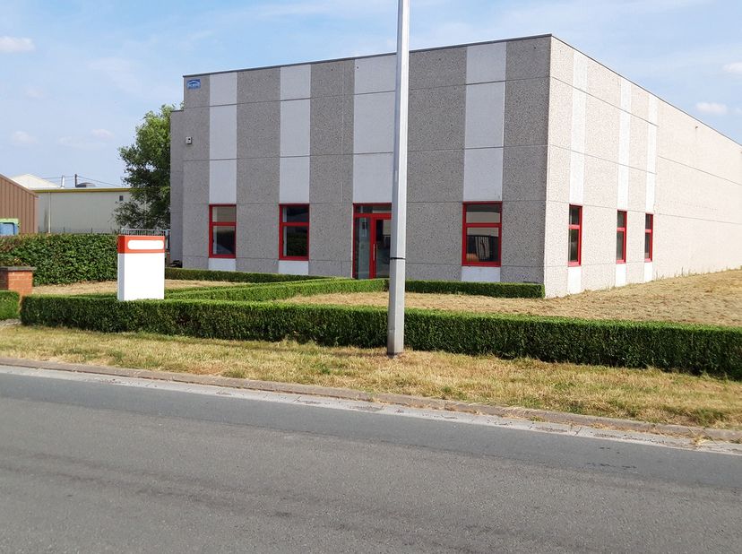 Te huur : Industrieel gebouw in Gellingen (Ghislenghien) &lt;br /&gt;
&lt;br /&gt;
* Gelegen in de industriezone, tussen Brussel en Doornik afrit 29 - A8 / E429&lt;b