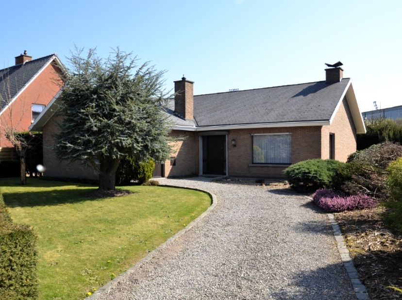 Bungalow met 3 slaapkamers op een rustige ligging te Harelbeke.&lt;br /&gt;
Deze woning is werkelijk zeer goed gelegen: rustig in een verkeersarme woonwijk,