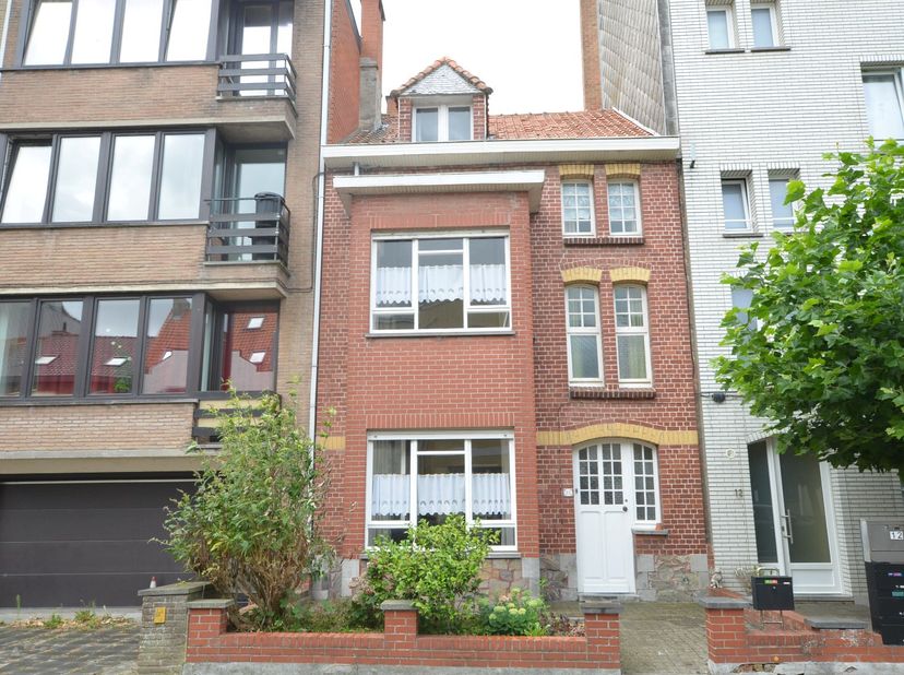 Goed gelegen te Oostende-Mariakerke op 500m van zee.&lt;br /&gt;
Indeling:&lt;br /&gt;
Inkomhal, ruime woonkamer met schouw, grote keuken, badkamer met bad, douch