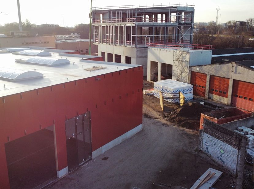 Vlakbij de op- en afrit van Gentbrugge wordt een nieuw bedrijvencomplex ontwikkeld waar zowel KMO-units, service-kantoren als afzonderlijke kantoren t
