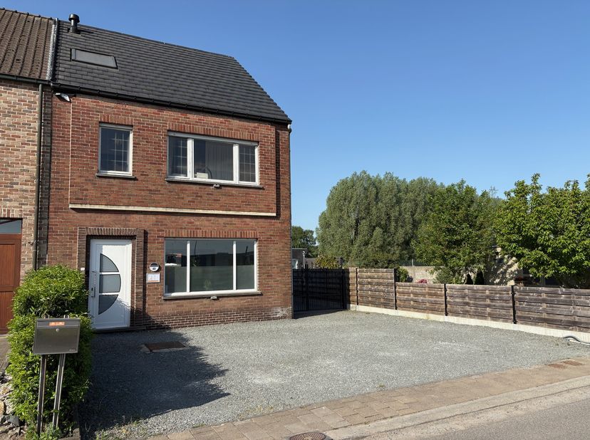 Halfopen bebouwing gelegen in een rustige en kindvriendelijke buurt vlakbij Merelbeke station. Op wandel- en fietsafstand vind je winkels, scholen, sp