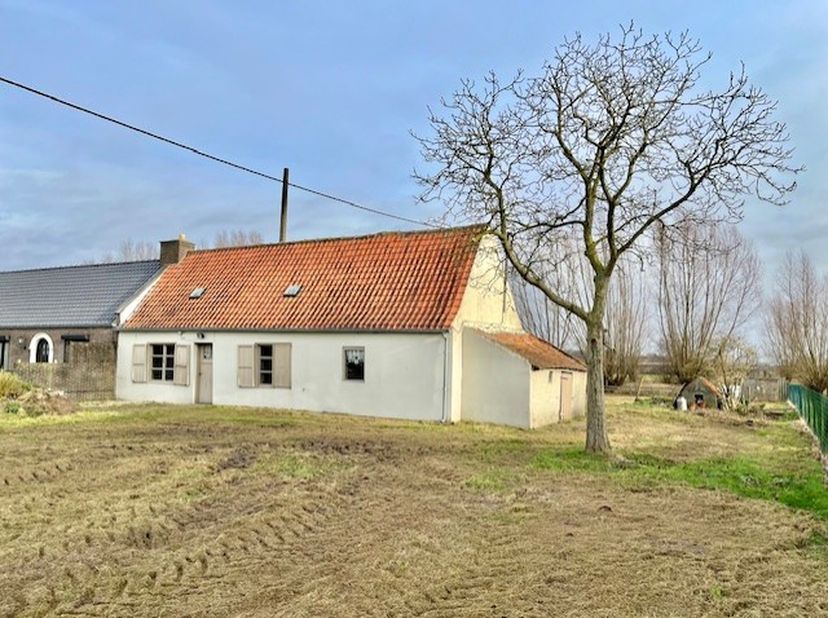 Dit klinkt als een geweldige kans voor iemand die op zoek is naar rust en natuur, maar toch goed verbonden wil zijn met steden als Gent en Brugge! &lt;br
