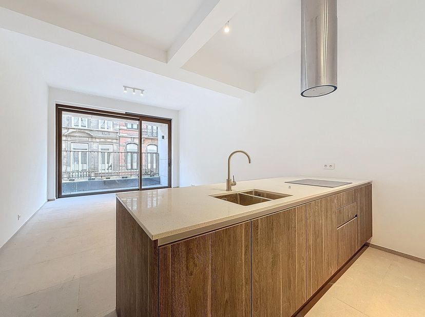 Quartier Place Stéphanie : à deux pas de l&#039;Avenue Louise, appartement neuf de 124 m² est situé au 2 étage et disponible en première occupation. Il se