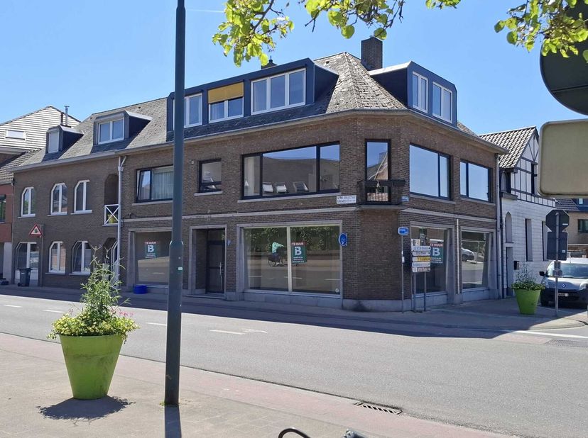 Dit commercieel hoekpand met een oppervlakte van 115m² biedt een uitstekende zichtbaarheid en lichtinval, ideaal voor een winkel, praktijk of kantoor.