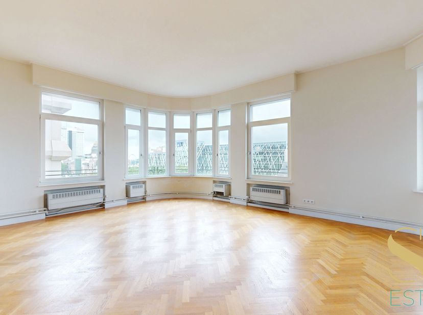 PORTE DE NAMUR - Idéalement situé à deux pas du Parc Royal, au 7ème étage d&#039;un immeuble de caractère, splendide opportunité de réunir deux appartement