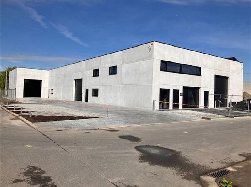 Ontdek deze unieke industriële site in het hart van Sleidinge, een uitstekende ligging in een dynamische regio.&lt;br /&gt;
Dit terrein biedt uitstekende ve