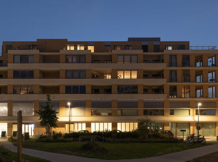 ACHETEZ MAINTENANT À 6% TVA* .Vivre, travailler et faire du shopping dans un parc de 72 000m² à 1 000m du Château des Comtes ! *(si les acheteurs remp