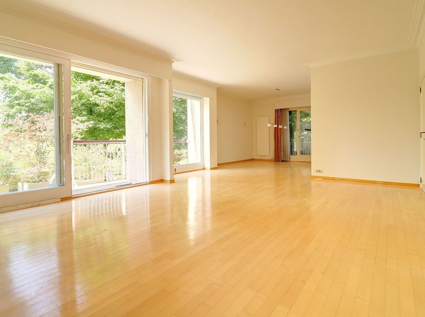 Magnifique appartement de +- 190m²composé de:&lt;br /&gt;
Hall dentrée avec placards intégrés&lt;br /&gt;
Spacieux living de ± 45 m² avec accès à une belle terras