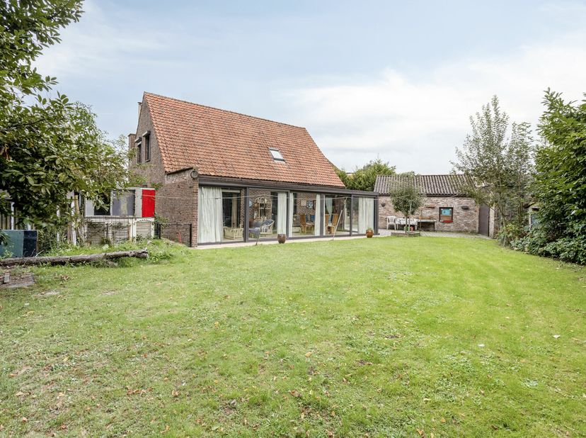 Vous recherchez une nouvelle maison avec un grand jardin et de nombreux espaces de rangement? Alors jetez un coup d&#039;il à notre site Web ou poursuivez