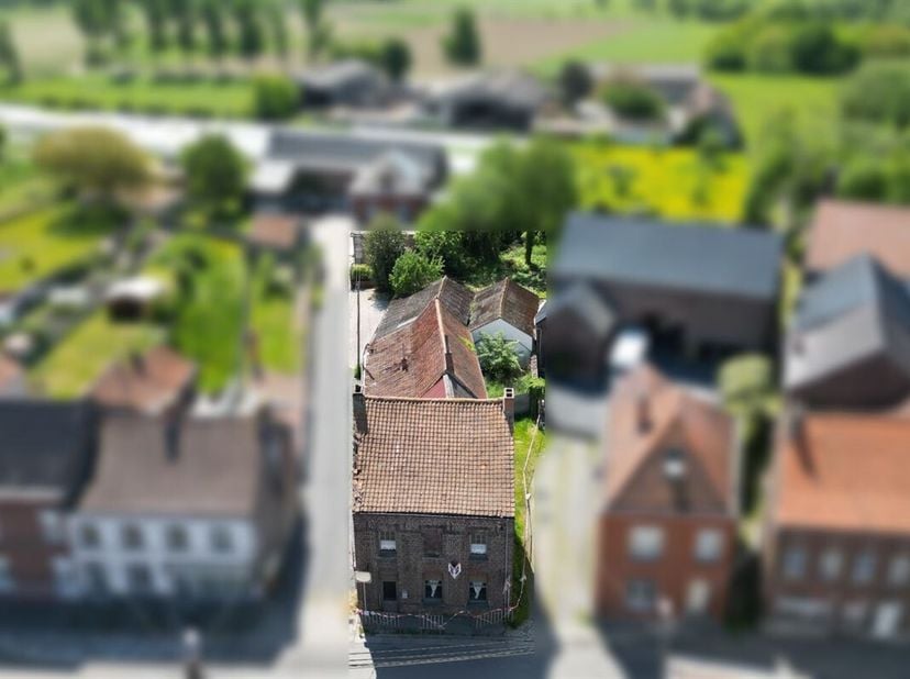 Groot huis met 4 gevels en bijgebouwen gelegen in het centrum van Wiers op 11 are 20 centiares.&lt;br /&gt;
Dit te renoveren pand biedt ongeveer 165 m² woon
