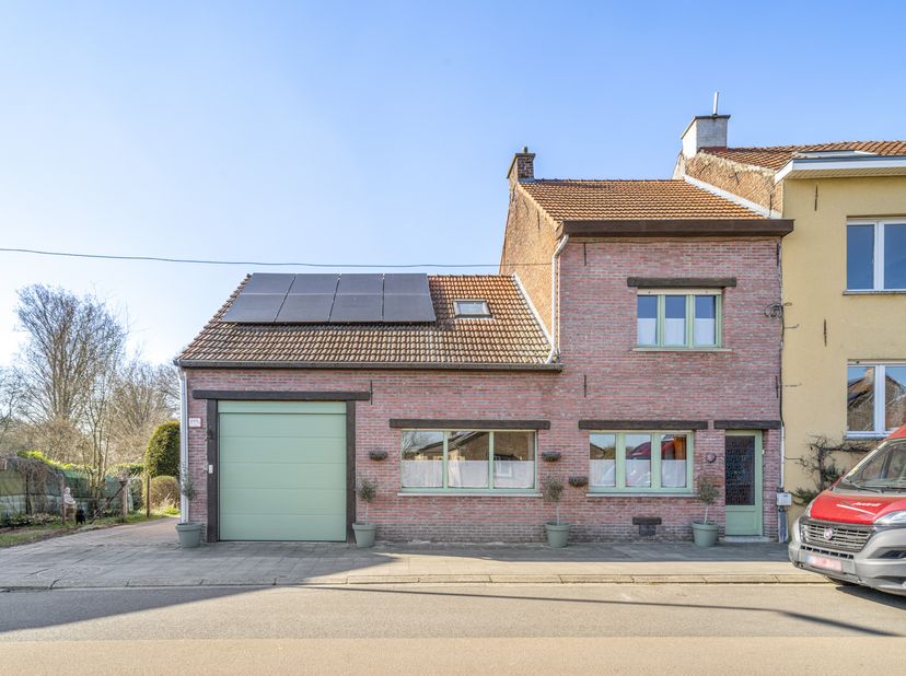 Heeft u interesse in deze aantrekkelijke en zeer ruime halfopen bebouwing? Contacteer ons dan op 0479/092.532 of mail naar hendriks@yourhousevastgoed.