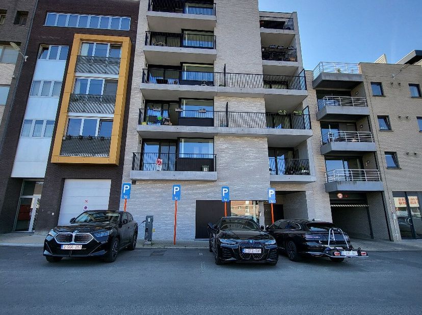 Dit gezellige appartement aan de Westkaai in Ieper biedt een ideale combinatie van comfort, praktische indeling en een prachtig terras met uitzicht op