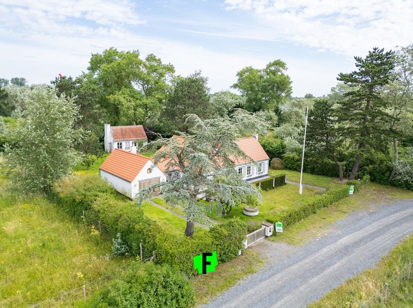 Exceptionnelle propriété au cur de Coxyde/Saint-Idesbald.&lt;br /&gt;
Au milieu des dunes et entourée d&#039;un caractère exclusif et résidentiel, cette villa de