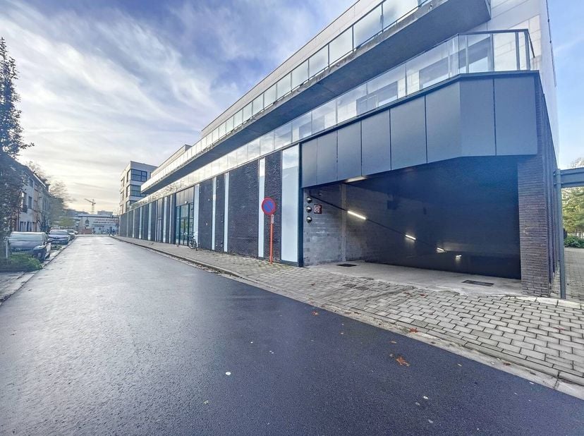Deze autostaanplaats maakt deel uit van Residentie &#039;Blaisantpark&#039; te Gent. De perfecte ligging: nabij AZ Sint-Lucas, de ring van Gent, nieuw gerechtsg