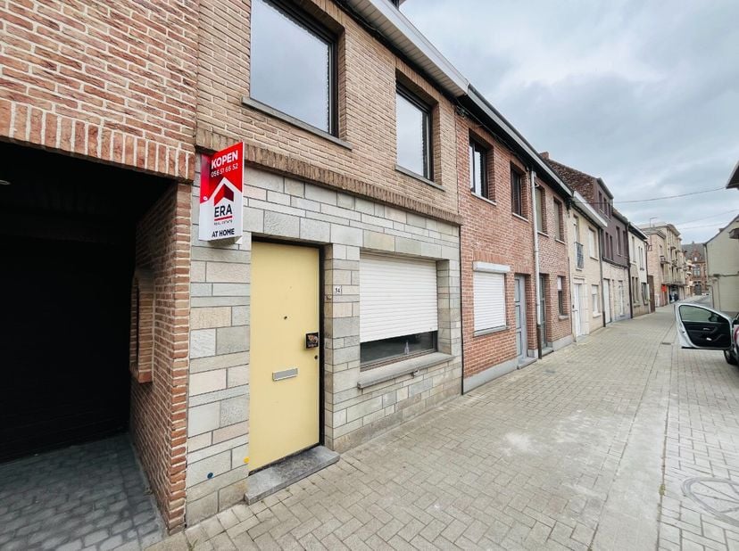 Deze gezellige woning is ideaal voor starters of jonge gezinnen en is gunstig gelegen in Menen, vlakbij winkels, scholen en openbaar vervoer. Indeling