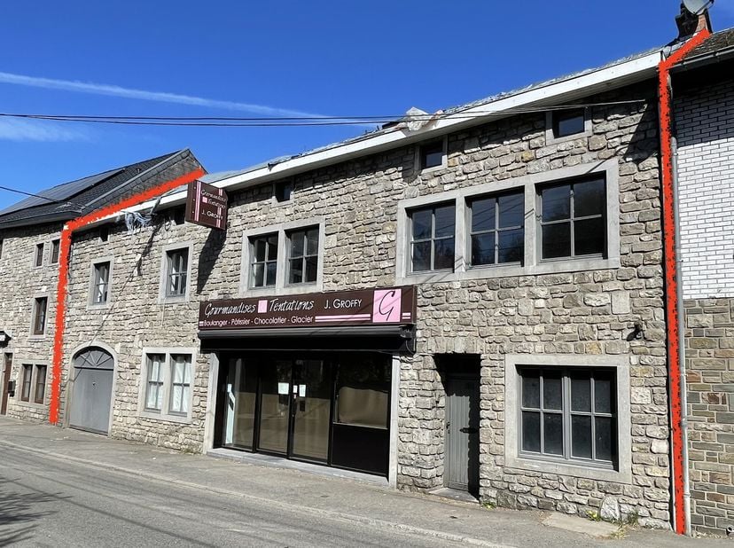 En plein centre de SPRIMONT, ne manquez pas cet immeuble de rapport en CONFORMITE URBANISTIQUE composé d&#039;un rez-de-chaussée commercial (ancienne boula