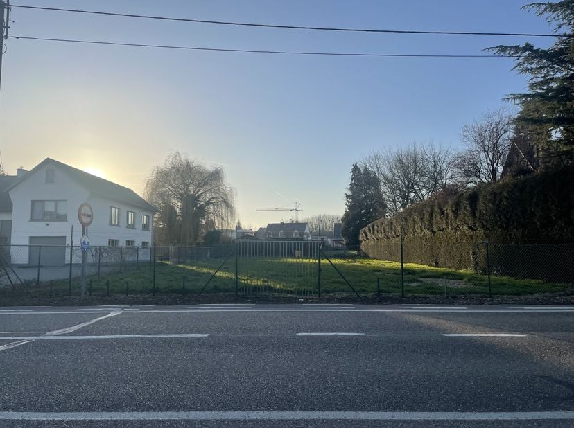 Mooi perceel bouwgrond met volgende eigenschappen:&lt;br /&gt;
&lt;br /&gt;
` perceelgrootte van 10a 71ca (20m x 53,75m)&lt;br /&gt;
` voor het realiseren van een open
