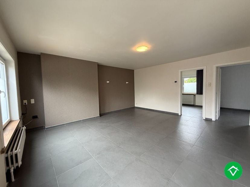 Dit appartement is gelegen op het eerste verdiep in een rustige, centrale straat te Wervik. (geen lift)&lt;br /&gt;
De indeling is als volgt: inkomhal - rui