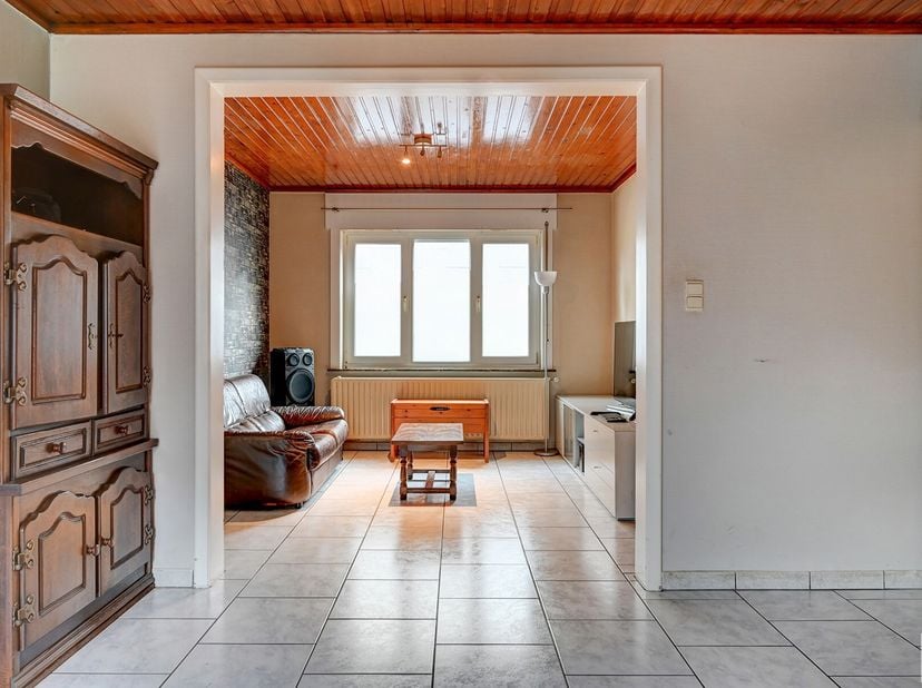ALGEMEEN:&lt;br /&gt;
Te renoveren tweegezinswoning.&lt;br /&gt;
INDELING:&lt;br /&gt;
 Jeugdlaan 82: gelijkvloers: living, slaapkamer, keuken, met toegang tot kelder e