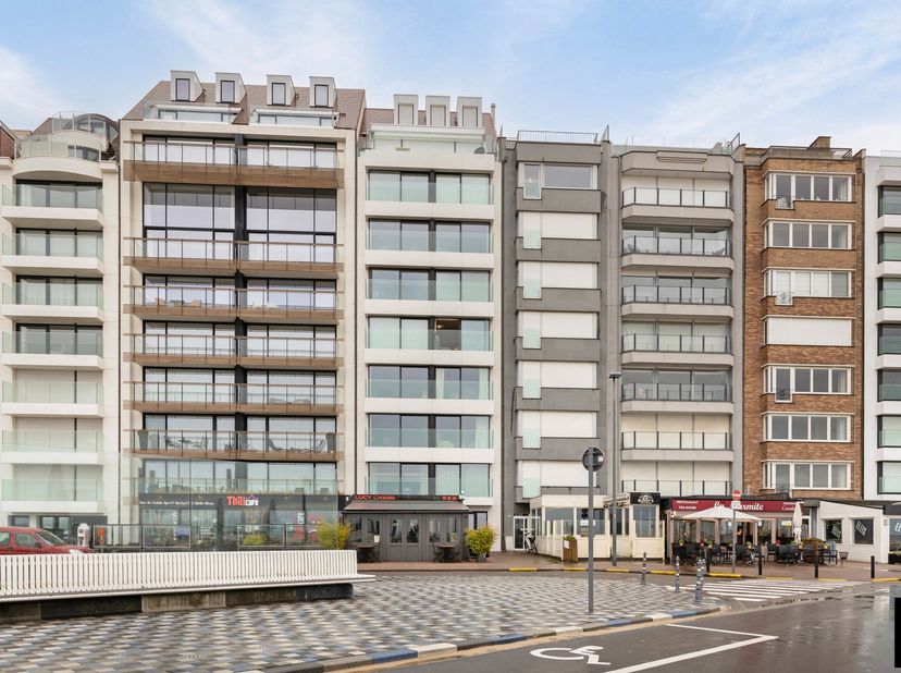 Appartement une chambre à coucher situé sur la place Rubens, avec une vue imprenable sur la plage et la mer. Situé à distance de marche des nombreux r