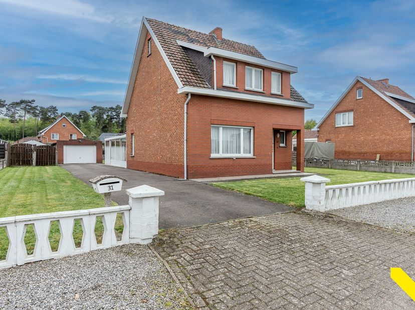 Rustig gelegen, op te frissen woning met volgende troeven:&lt;br /&gt;
-ruime woonkamer&lt;br /&gt;
-grote veranda&lt;br /&gt;
-leuke tuin, open bebouwing (8a)&lt;br /&gt;
-b