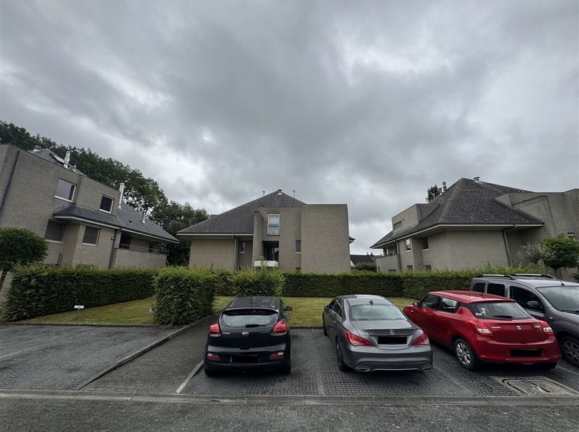 Bienvenue dans cet appartement élégant à Nieuwerkerken, avec une surface habitable spacieuse de 109m². La propriété dispose de deux chambres confortab