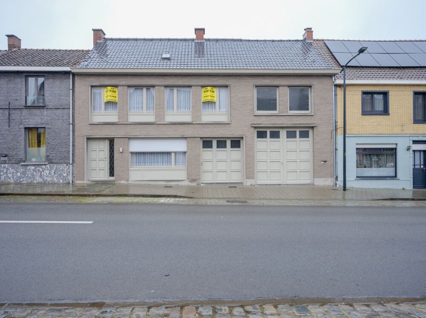 CENTRAAL GELEGEN WONING MET TUIN, GARAGES EN OPSLAGPLAATSEN &lt;br /&gt;
 &lt;br /&gt;
Een centraal en goed gelegen woning met tuin en 2 garages (waarvan één grot