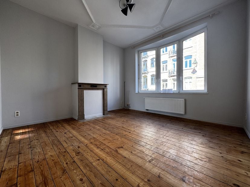 À louer  Superbe duplex 2 chambres avec cachet à Saint-Gilles&lt;br /&gt;
Idéalement situé sur la  chaussée dAlsemberg , nous vous proposons ce  duplex 2 ch