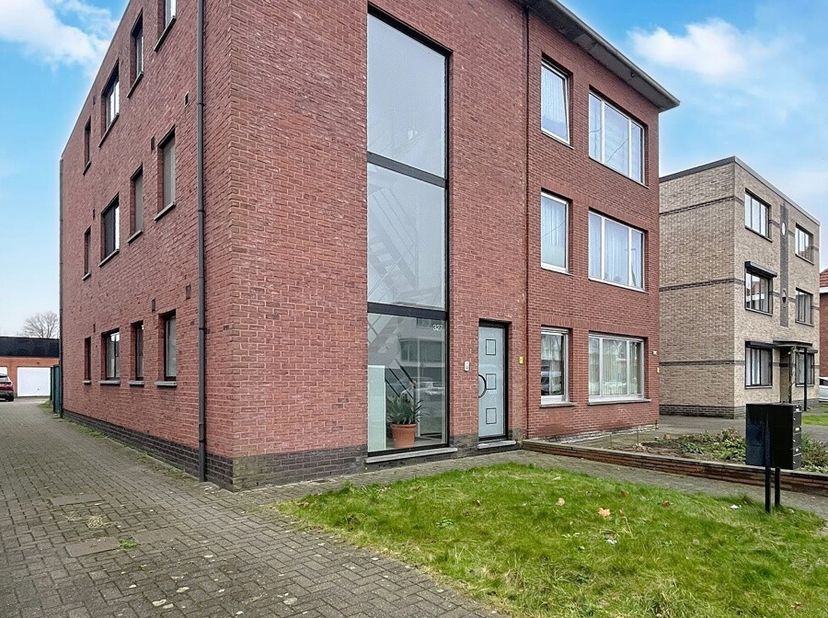 Licht en ruim hoekappartement met 2 slaapkamers en een zonnig terras op de eerste verdieping. De woon- en eetkamer (ca. 35 m²) is voorzien van een sti