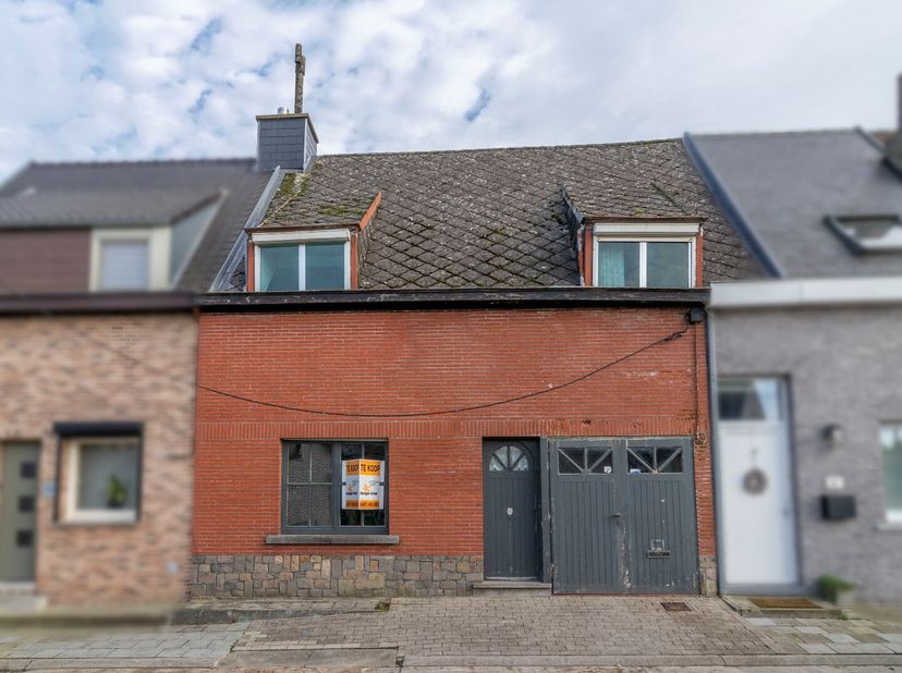 9402 Meerbeke, Stierstraat 99. Deze woning omvat: woonkamer, zithoek, keuken, badkamer, twee slaapkamers, zolderruimte en een garage/berging. De tuin