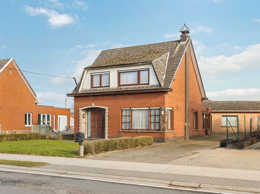 Op een uitstekende locatie in Putte bevindt zich deze woning met 3 slaapkamers, 2 garages en tal van mogelijkheden. U geniet hier zowel van een ideale