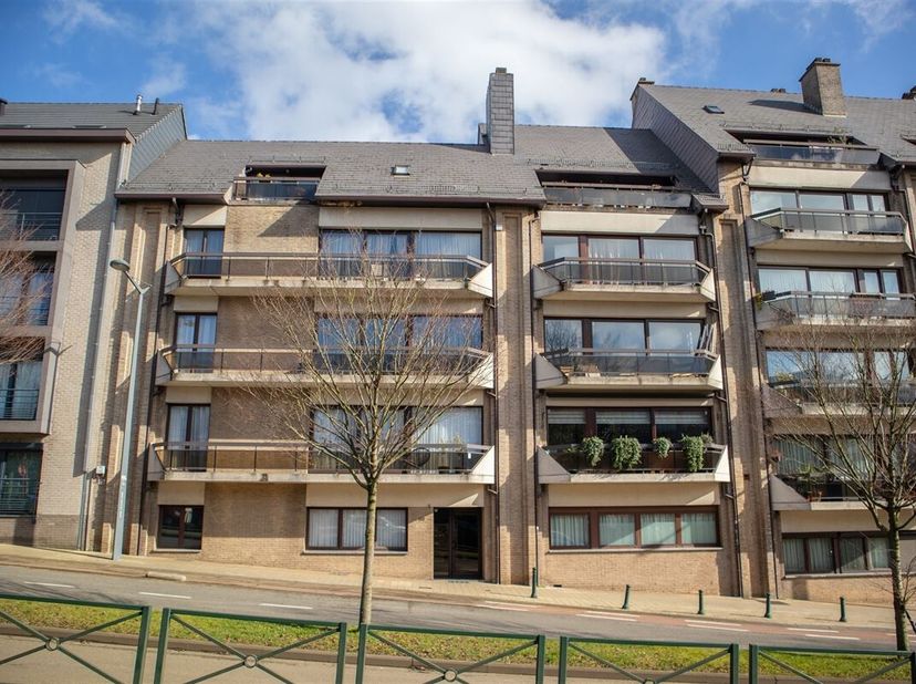 Property One vous présente ce superbe appartement, idéalement situé à proximité de la Basilique de Koekelberg, des commerces, des écoles et des transp
