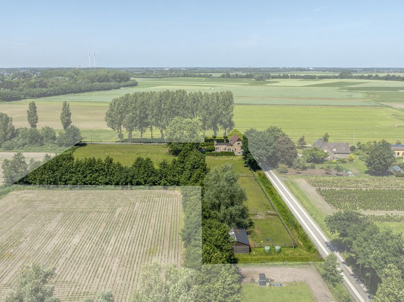La propriété est située dans une rue calme de Wachtebeke et est entourée de verdure. La proximité de tous les commerces, des écoles, des principales v