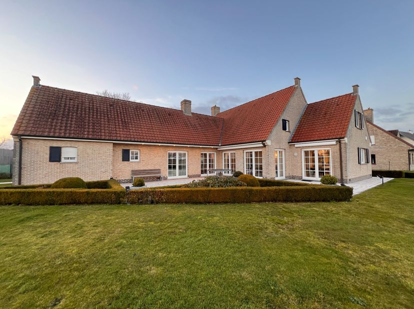Grote kwalitatief gebouwde villa (bouwjaar 1999), rustig gelegen op een breed perceel van net geen 1.000 m² in het aangename Knokke, Westkapelle. De v