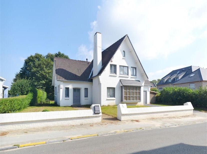 Très charmante villa avec un emplacement de choix (rue calme à distance de marche du centre ville avec magasins, restaurants, transports publics et se