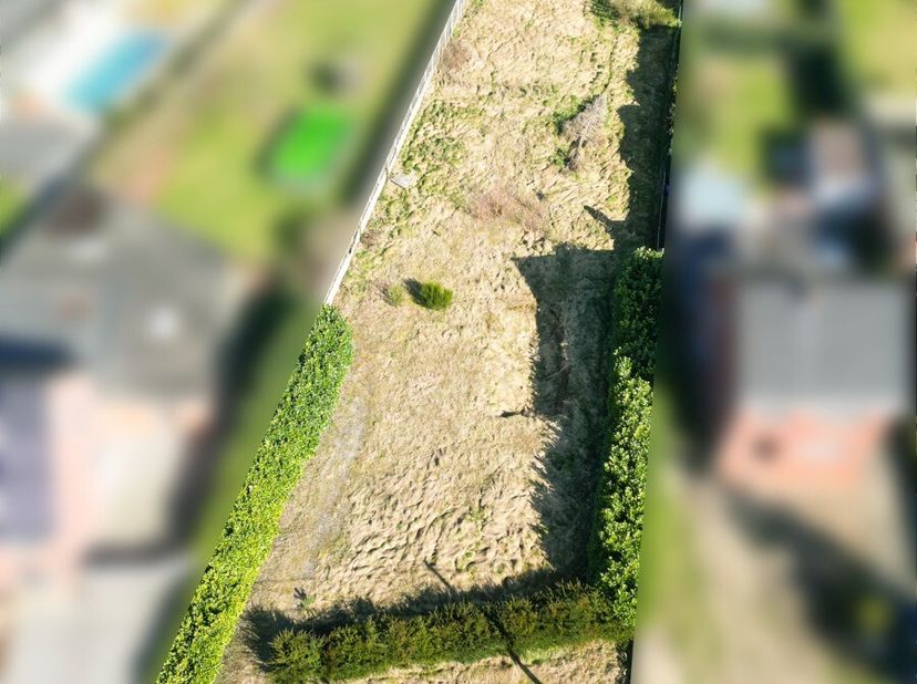 Deze bouwgrond voor open bebouwing ligt in een aangename buurt te Helchteren. Perceeloppervlakte: 14a73ca.Voor meer informatie ga naar https://www.era