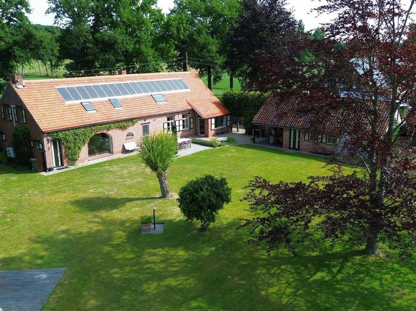 Unieke volledig gerenoveerde langgevelhoeve met bijgebouwen en een prachtige aangelegde tuin op een perceel van 5.496 m² &lt;br /&gt;
We betreden deze prach