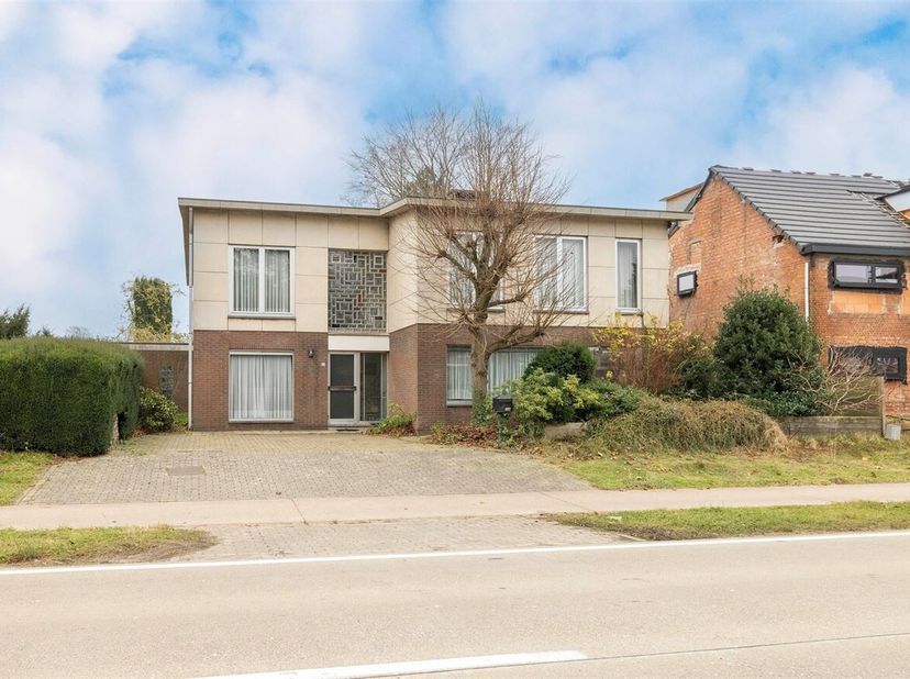 Ruime instapklare open bebouwing op 9a01.&lt;br /&gt;
De woning dateert van 1968 en vraagt een kleine modernisering.&lt;br /&gt;
Ligging: Gelegen te Geel-Zammel m