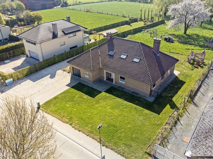 Betoverende Woning in Aspelare met Uitzonderlijke Ruimte en Comfort&lt;br /&gt;
Welkom in deze prachtige, energiezuinige woning in het pittoreske Aspelare,