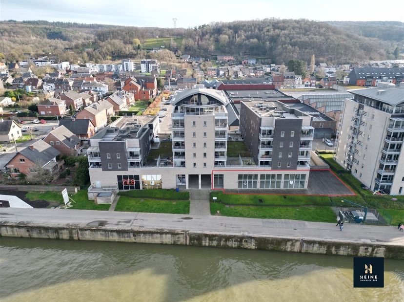 Idéalement située en bord de meuse, bénéficiant d&#039;un emplacement de choix, dans un zoning mixte (commerces et habitations), à proximité immédiate du c