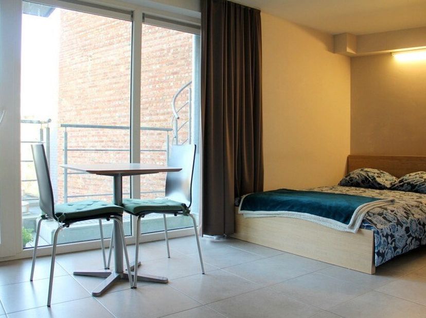 Op slechts enkele meters van het station van Leuven kan u dit appartementsgebouw terugvinden . De studio is gelegen op de tweede verdieping langs de a