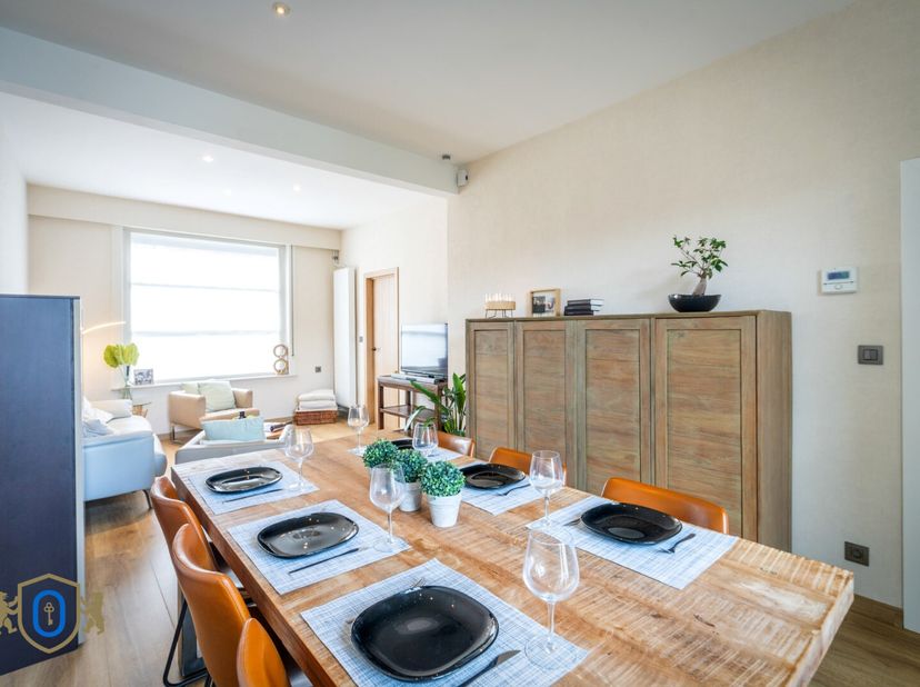 Deze charmante tussenwoning geeft je bij het betreden onmiddellijk een warm THUISgevoel. Voorzien van ALLE WOONTROEVEN, zijnde min. 3 slaapkamers, gar