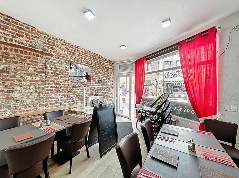 WEMMEL - REF:  6775418 - IMMEUBLE MIXTE AVEC 1 APPARTEMENT + REZ-DE-CHAUSSEE COMMERCIAL !&lt;br /&gt;
Proche de la place MARKT, nous vous proposons à la ven